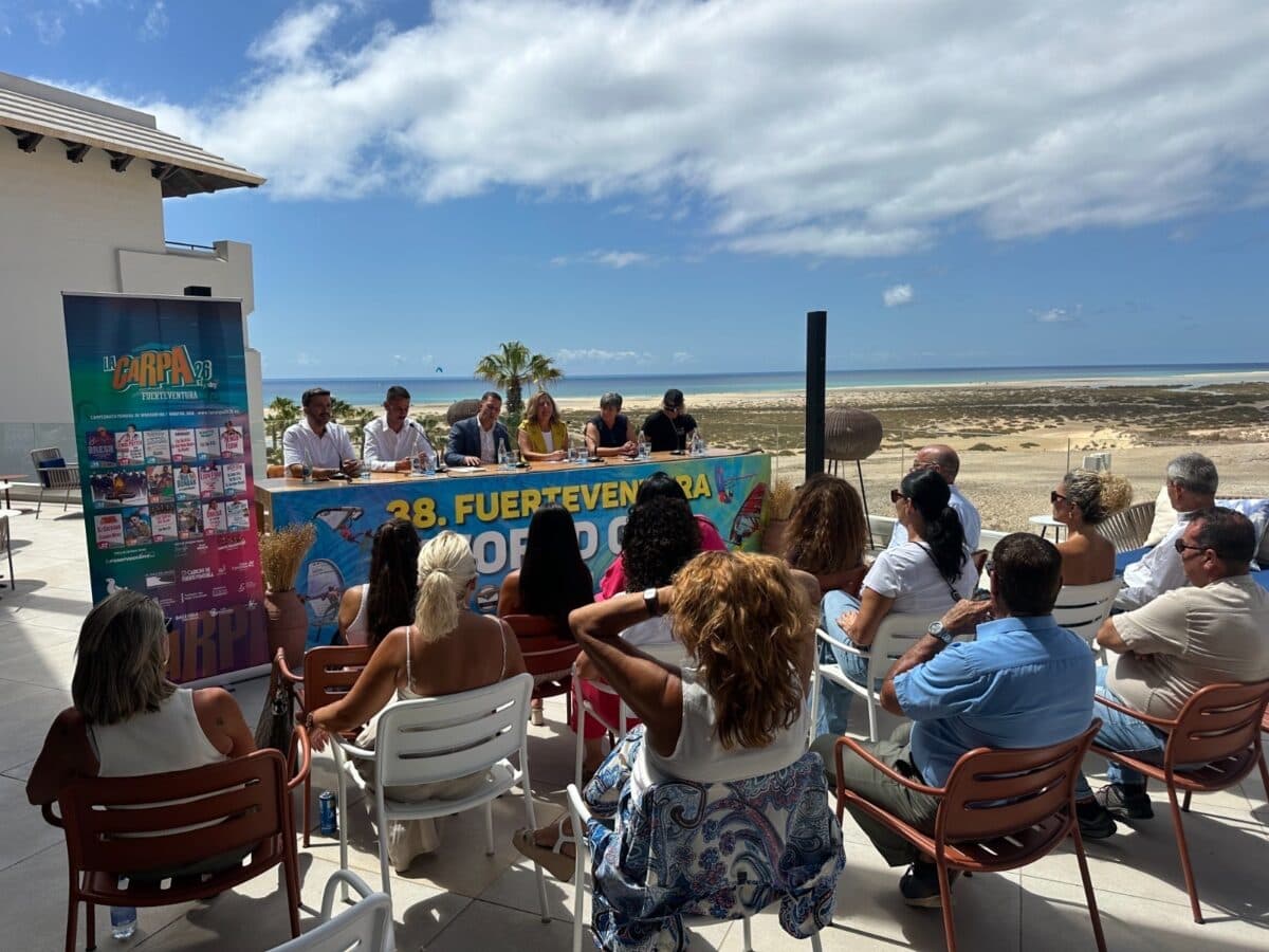 Cartel de Campeonato Mundial de Windsurf y Wingfoil y La Carpa